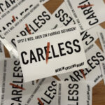 Das Bild zeigt eine Ansammlung von Aufklebern mit dem Aufdruck „Careless“ (unachtsam). Der Schriftzug ist in Schwarz gehalten, mit einem roten Strich durch das „e“, der den Eindruck von einem gestrichenen oder übermalten Buchstaben vermittelt. Unter dem Wort steht in kleinerer Schrift „Berlin Cycling Diary“. Die Aufkleber scheinen Teil einer Kampagne oder eines Projekts zu sein, das sich möglicherweise mit dem Thema Fahrradfahren in Berlin befasst. Der Satz „Ups! E Weg, aber ein Fahrrad gefunden!“ auf einigen Aufklebern deutet auf eine gewisse Ironie oder einen humorvollen Umgang mit dem Thema verloren gegangene Fahrräder hin.